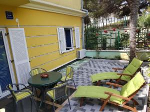 um pátio com cadeiras e uma mesa e cadeiras em Ferienwohnung für 4 Personen ca 35 qm in Pula, Istrien Istrische Riviera em Pula