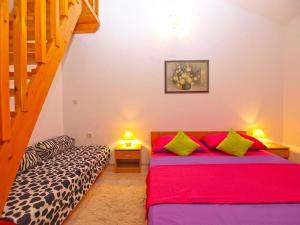 een slaapkamer met 2 bedden en een trap bij Ferienwohnung für 5 Personen ca 70 qm in Pula, Istrien Istrische Riviera - b60851 in Pula