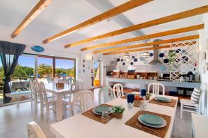 a kitchen and dining room with a table and chairs at Quinta Tapada dos Machados in Alvor