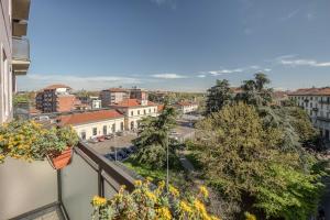 balcone con vista sulla città. di ANGOLO ALLA STAZIONE SUITE - Appartamento con terrazzo panoramico a Pavia