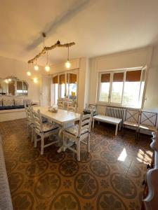 een eetkamer met een tafel en stoelen bij Sunny Room in a cozy Villa in Sperlonga