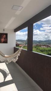 Belo JardimにあるBOI NA BRASA - BELO JARDIMの眺めの良い客室で、ハンモックが備わります。