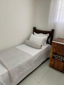 Belo JardimにあるBOI NA BRASA - BELO JARDIMのベッド(白いシーツ、枕付)
