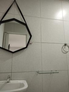 Belo JardimにあるBOI NA BRASA - BELO JARDIMの洗面台の上の壁に鏡
