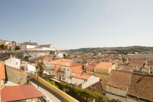 uma vista para uma cidade com telhados e edifícios em Fabulous Apartment at UNESCO World Heritage Center em Coimbra