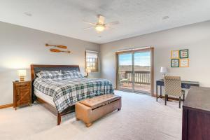 1 dormitorio con cama, escritorio y ventana en Lake Cumberland Home with Hot Tub and Water Views, en Burnside