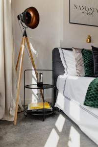 een slaapkamer met een bed en een tafel met een lamp bij Kerkstraat Residence in Amsterdam