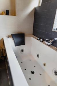 een badkamer met een ligbad en een wastafel bij Kerkstraat Residence in Amsterdam