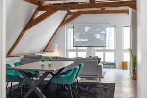 a living room with a table and a tv at COMFY Altstadt-Loft Ingolstadt in Ingolstadt
