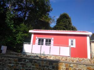 una casa roja y blanca en la parte superior de una pared de piedra en Ferienhaus in Bad Marienberg Westerwald mit Grill und Terrasse, en Bad Marienberg