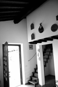 Habitación con escalera y pared con puerta. en Ferienhaus in einem Olivenhain, en Rapale