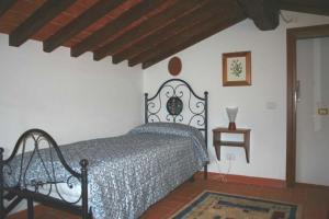 1 dormitorio con 1 cama en una habitación en Ferienhaus in einem Olivenhain, en Rapale