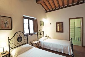 1 dormitorio con 2 camas y ventana en Große Ferienwohnung in Rapale mit Terrasse, gemeinsamem Pool und Grill, en Rapale