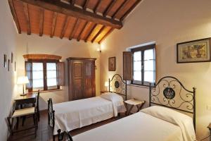 1 dormitorio con 2 camas, silla y ventanas en Große Ferienwohnung in Rapale mit Terrasse, gemeinsamem Pool und Grill, en Rapale