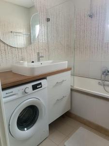 Баня в Logement S+2 dans un hôtel 4* vue mer