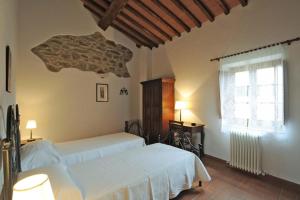 a bedroom with two beds and a window at Große Ferienwohnung in Rapale mit Terrasse, gemeinsamem Pool und Grill und Panoramablick in Rapale