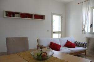 uma sala de estar com um sofá e uma tigela de fruta numa mesa em La Villa em Salve