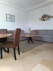 Кът за сядане в Logement S+2 dans un hôtel 4* vue mer