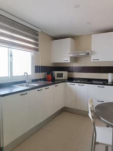 Кухня или кухненски бокс в Logement S+2 dans un hôtel 4* vue mer