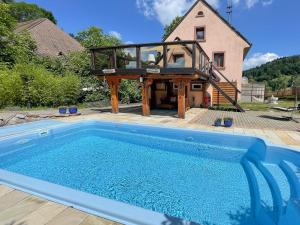 una casa con piscina frente a una casa en Ferienhaus Kappel mit Pool, en Freiburg im Breisgau