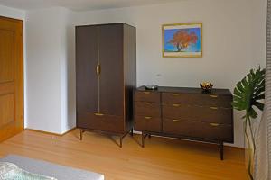 1 dormitorio con vestidor y armario en una habitación en Wohnung in Großgmain mit traumhaften Bergblick, en Grossgmain