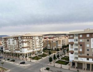 una vista aérea de una ciudad con edificios de apartamentos en Expérience de luxe ultime / Parking / Restaurant / Cafe / Carrefour, en Oujda