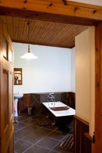 een badkamer met een bad en een wastafel bij Oregon House in Riebeek-Wes