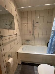 y baño con bañera, ducha y aseo. en Jaukūs apartamentai miesto centre en Šiauliai
