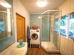 een badkamer met een wasmachine en een wasmachine bij Cozy apartment in quiet and beautiful surroundings in Svolvær