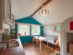een keuken met een tafel en een bank in een kamer bij Cozy apartment in quiet and beautiful surroundings in Svolvær