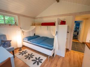 een slaapkamer met een stapelbed in een kamer bij Cozy apartment in quiet and beautiful surroundings in Svolvær