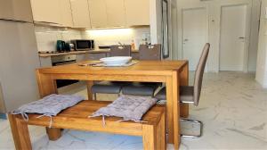 een keuken met een houten tafel en een kom erop bij Appartement in Nin mit Terrasse, Garten und Grill in Nin
