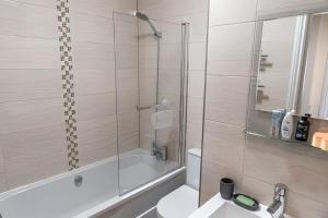 ein Bad mit einer Dusche, einem WC und einem Waschbecken in der Unterkunft Beautiful and spacious home in London