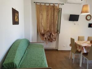 uma sala de estar com um sofá verde e uma mesa em Ferienwohnung für 6 Personen ca 50 qm in Vieste, Adriaküste Italien Ostküste von Apulien - b61225 em Vieste