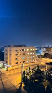 un bâtiment devant un bâtiment la nuit dans l'établissement Residence Roume Abidjan Plateau, à Abidjan
