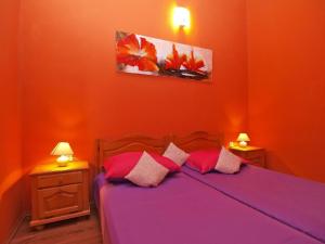 ein Schlafzimmer mit einem lila Bett mit zwei Nachttischen in der Unterkunft Studio für 4 Personen ca 42 qm in Pula, Istrien Istrische Riviera in Pula