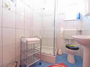 ein Bad mit einer Dusche, einem WC und einem Waschbecken in der Unterkunft Studio für 4 Personen ca 42 qm in Pula, Istrien Istrische Riviera in Pula