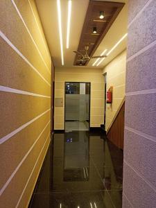 贾朗达尔Hotel G-2的一条空的走廊,走廊