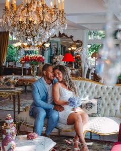 um homem e uma mulher sentados num sofá em Le Boutique Hotel Gramado - Exclusivo para Casais em Gramado