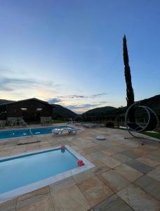 a swimming pool with a view of the mountains at Pousada valle do chalé in Capitólio