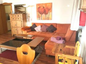 - un salon avec un canapé et une table dans l'établissement Wohnung in Hauzenberg mit Terrasse, gemeinsamem Pool und Garten, à Hauzenberg