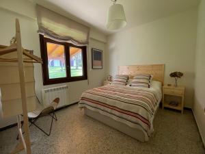 - une chambre avec un lit et une fenêtre dans l'établissement CHALET A BARROSA - PONTEDEUME, à Pontedeume