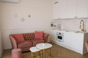 - un salon avec un canapé et une table dans l'établissement Apartament No.53, à Toruń