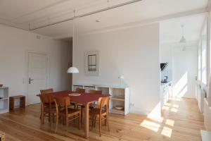 - une cuisine et une salle à manger avec une table et des chaises dans l'établissement Das Künstlerhaus, à Niebüll