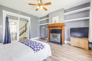 um quarto com uma lareira e uma televisão de ecrã plano em Pet-Friendly Kentucky Home with Deck and Private Yard! em Covington