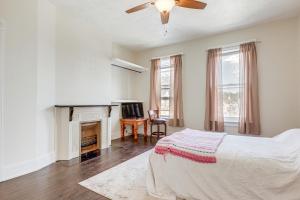 1 dormitorio con 1 cama y chimenea en Pet-Friendly Kentucky Home with Deck and Private Yard! en Covington