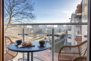 een tafel op een balkon met uitzicht op de stad bij Ferienwohnung am Meer, Urlaub auf der Insel Usedom, Apartment Tower 26 in Świnoujście