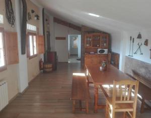 PedrolaにあるSanta Anaのテーブルと椅子付きのキッチンが備わる客室です。