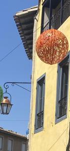 een rode paraplu aan de zijkant van een gebouw bij l'Occitane in Carcassonne