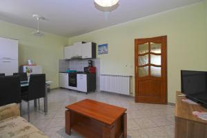 uma sala de estar com uma mesa e uma cozinha em Ferienwohnung für 4 Personen ca 50 qm in Pula-Fondole, Istrien Istrische Riviera - b61749 em Štinjan